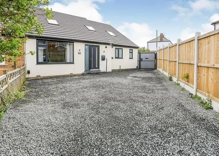 Modern Harrogate House Sleeps 10, Cinema Room & Hot Tub