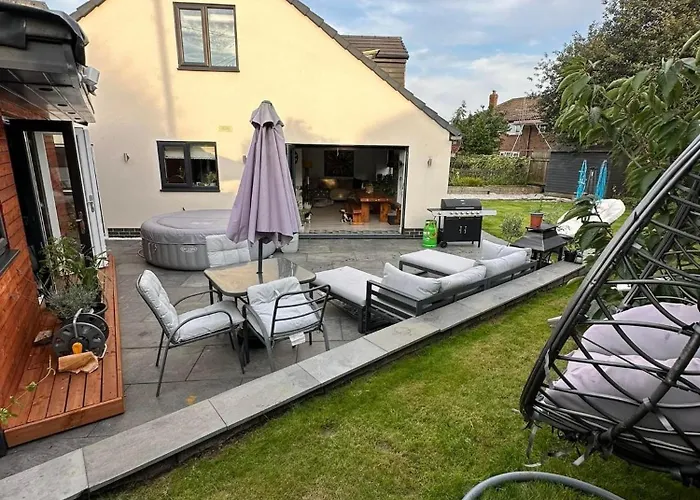 Modern Harrogate House Sleeps 10, Cinema Room & Hot Tub