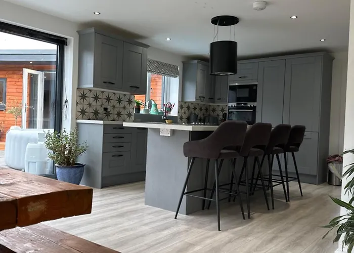 Modern Harrogate House Sleeps 10, Cinema Room & Hot Tub
