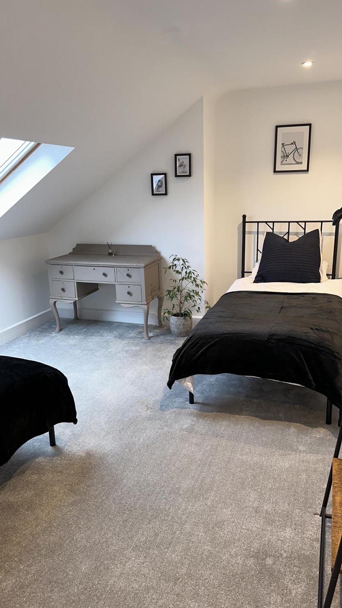 Holiday home Modern House Sleeps 10, Cinema & Hot Tub *